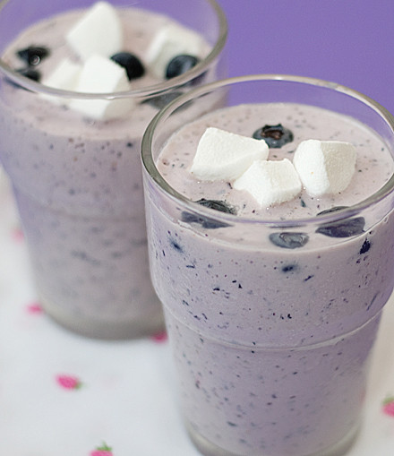 Sinh tố việt quất. Nghiên cứu dinh dưỡng cho thấy, trong quả việt quất chứa nhiều vitamine C, A, B cùng các nguyên tố vi lượng như magiê, phốt pho, mangan, đồng và kali… Đặc biệt, việt quất có nhiều chất polyphenol giúp chống lại bệnh tiểu đường, bệnh tim mạch, giảm cholesterol và nhất là hiện tượng lão hóa của các tế bào trong cơ thể. Một ly sinh tố việt quất với sữa tươi không đường mỗi ngày là giải pháp chữa nám da hiệu quả.