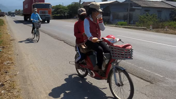 Vị trí gần cầu Lắm trên quốc lộ 1, xã Ninh Lộc, thị xã Ninh Hòa (Khánh Hòa), nơi một nữ sinh lớp 12 Trường THPT Tôn Đức Thắng bị kẻ xấu rạch quần vào tối 4-3, gây vết thương nặng ở vùng mông.