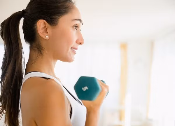 Tập tạ: là môn thể thao đơn giản cho cách giảm béo bắp tay không mất quá nhiều sức lực. Đầu tiên, bạn đưa cánh tay ra sau cổ sao cho khuỷu tay hướng lên trần, giữ lưng thẳng, đưa tay lên cao quá đầu rồi hạ tay xuống đằng sau gáy thật chậm. Bạn thực hiện khoảng 12 lần và nghỉ giữa chừng tầm 30 giây rồi lặp lại động tác với tay kia.