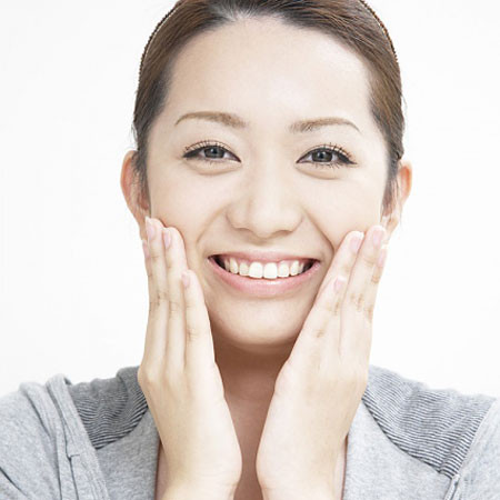 Mát-xa da mặt. Cố gắng lựa chọn loại sữa rửa mặt ít hương liệu, đầu tiên tạo sữa thành bọt, xoa đều lên mặt, sau đó dùng ngón giữa và ngón út ấn từ dưới lên trên, tiếp theo nhẹ nhang matsa theo thứ tự từ trong ra ngoài. Nếu da dầu sử dụng cọ mặt hiệu quả càng tốt. Mát-xa xong phải rửa lại mặt sạch sẽ.