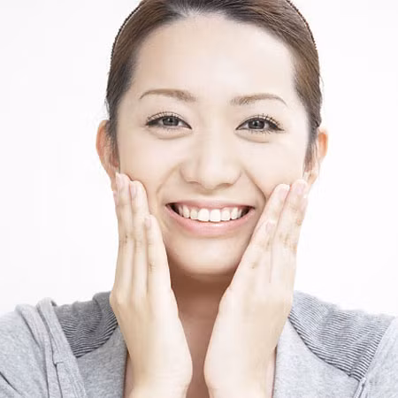 Mát-xa da mặt. Cố gắng lựa chọn loại sữa rửa mặt ít hương liệu, đầu tiên tạo sữa thành bọt, xoa đều lên mặt, sau đó dùng ngón giữa và ngón út ấn từ dưới lên trên, tiếp theo nhẹ nhang matsa theo thứ tự từ trong ra ngoài. Nếu da dầu sử dụng cọ mặt hiệu quả càng tốt. Mát-xa xong phải rửa lại mặt sạch sẽ.