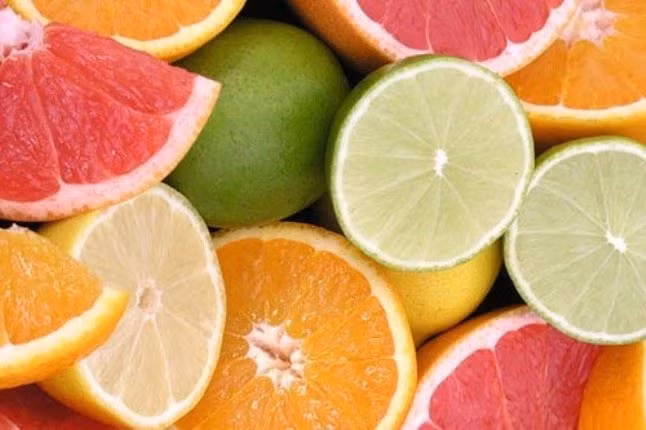 Ăn nhiều thực phẩm làm đẹp da. Thường ngày cần ăn nhiều thực phẩm dưỡng da làm đẹp da như thịt thỏ, chanh, bưởi, quả óc chó, vừng… những thực phẩm này giúp da mặt trắng mịn đồng thời có tác dụng phòng chống nếp nhăn.