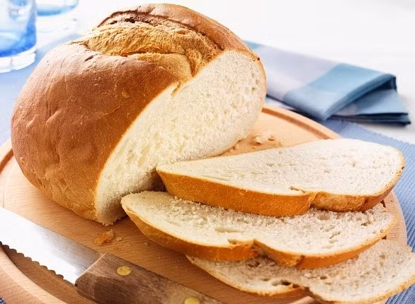 Bánh mỳ. Nếu trước khi ngủ, bạn có cảm giác đói, hãy ăn một lát bánh mỳ nướng với trà mật ong, nó sẽ không làm bạn béo phì.