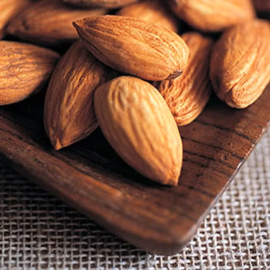 Hạnh nhân. Hạnh nhân chứa tryptophan và magie rất tốt cho việc thư giãn gân cốt và cơ bắp, có lợi cho trái tim của bạn và giúp bạn ngủ ngon.