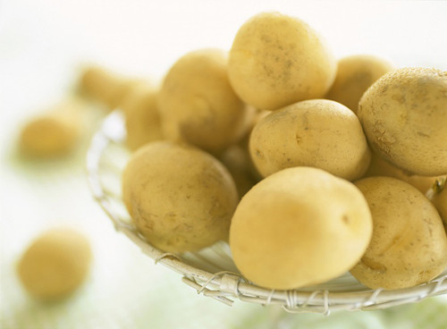 Khoai tây. Khoai tây là một loại thực phẩm làm đẹp tuyệt vời nếu bạn biết dùng đúng cách, khoai tây lát mỏng có thể làm dịu mệt mỏi vùng mắt, khoai tây luộc, nghiền có thể làm mặt nạ dưỡng da. Ngoài ra, một củ khoải tây nướng trộn với sữa có thể khiến cho bạn có một giấc ngủ tuyệt với mà không cần đến thuốc ngủ.