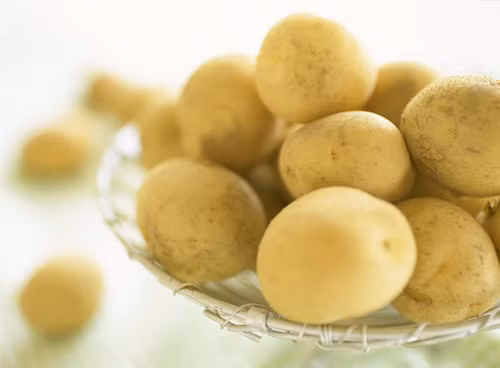 Khoai tây. Khoai tây là một loại thực phẩm làm đẹp tuyệt vời nếu bạn biết dùng đúng cách, khoai tây lát mỏng có thể làm dịu mệt mỏi vùng mắt, khoai tây luộc, nghiền có thể làm mặt nạ dưỡng da. Ngoài ra, một củ khoải tây nướng trộn với sữa có thể khiến cho bạn có một giấc ngủ tuyệt với mà không cần đến thuốc ngủ.