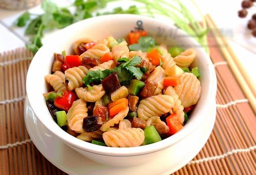 Bạn hãy cố gắng để các món ăn bày lên bàn trong thật màu sắc và ngon lành. Bên cạnh những búp súp lơ trắng là những cánh hoa cà rốt màu cam rực, bên cạnh những khúc đậu đũa xanh có cà chua đỏ,… Một sáng kiến rất hay là món salad thập cẩm: cà rốt, ớt ngọt, giá đỗ, khoai tây, dưa chuột…