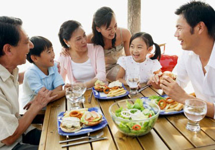 Bạn hãy quan tâm đến không khí của bữa ăn. Sự vội vã, lộn xộn, những xung khắc hàng ngày giữa bố mẹ sẽ làm bé ăn mất ngon.