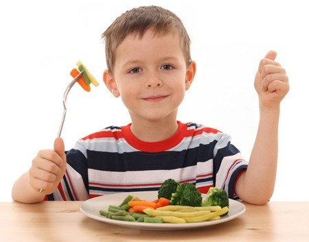 Cho bé ăn ít hơn bạn nghĩ con ăn được, để bé có cảm giác đã hoàn tất bữa ăn. Thông thường ở tuổi từ 1-5, bé chỉ uống mỗi ngày khoảng 1-2 ly sữa, ăn mỗi ngày 3 bữa và mỗi bữa chúng chỉ ăn khoảng vài thìa thôi. Do đó bố mẹ chỉ cần xúc vào chén của con vài thìa cơm và để con tự ăn. Nếu bé ăn xong hết lượng đó và đòi thêm thì bạn có thể xúc thêm cho bé một chút.