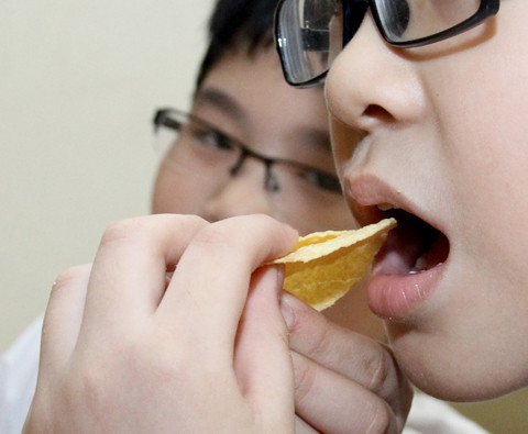 Đừng cho bé ăn vặt nhiều lần trong ngày hay ăn vặt trước bữa ăn. Nhiều gia đình cứ thấy bé đòi 1 miếng kẹo hay bánh là đưa cho bé, hoặc cứ để hộp sữa thoải mái cho bé muốn uống bao nhiêu thì uống. Điều này làm bé không bao giờ có cảm giác đói để thèm ăn hết. Tối đa chỉ nên cho ăn vặt một lần mỗi ngày,và chỉ cho ăn sau khi bé đã ăn bữa chính.