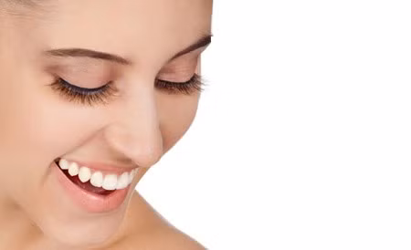 Lông mi tua tủa. Thay vì có được hàng lông mi cong vút quyến rũ, lông mi cứng tua tủa hay đóng cục là hậu quả của việc dùng mascara quá dày hoặc chất lượng mascara bị giảm. Để an toàn, một lớp mascara là vừa đủ và ba lớp mascara là giới hạn trên mà bạn nên dừng lại.