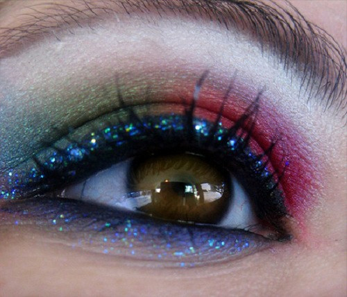 Quá nhiều nhũ. Những đôi mắt khói phảng phất chút lấp lánh tạo vẻ đẹp thật sự quyến rũ, nhưng đừng vì vậy mà lạm dụng. Quá nhiều hạt lấp lánh chỉ khiến đôi mắt trở nên nặng nề.