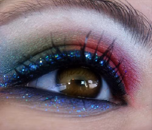 Quá nhiều nhũ. Những đôi mắt khói phảng phất chút lấp lánh tạo vẻ đẹp thật sự quyến rũ, nhưng đừng vì vậy mà lạm dụng. Quá nhiều hạt lấp lánh chỉ khiến đôi mắt trở nên nặng nề.