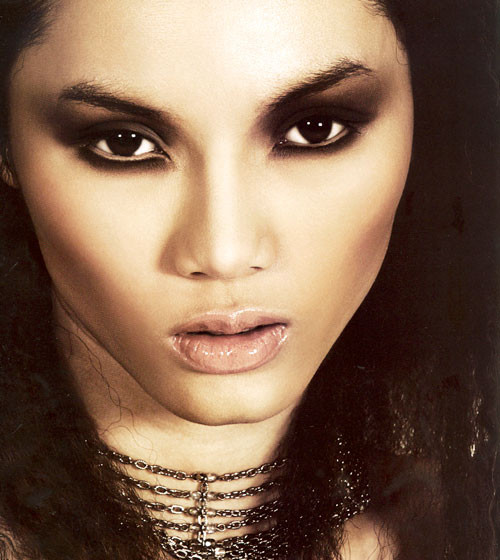 Trang điểm mắt đen ban ngày. Trong trang điểm, bạn cần nhớ một quy luật màu tối làm mọi thứ co lại, còn màu sáng làm mọi thứ dãn ra. Có nghĩa là màu tối dưới ánh sáng ban ngày sẽ khiến đôi mắt trở nên nhỏ, màu sáng sẽ làm đôi mắt to, ngoài ra chúng cũng làm mắt sáng và có hồn hơn. Đó là lý do tại sao không nên kẻ mắt màu đen, nhất là ở mi dưới vào ban ngày. Ngược lại, bạn nên sử dụng các màu sáng để đôi mắt to và quyến rũ hơn.