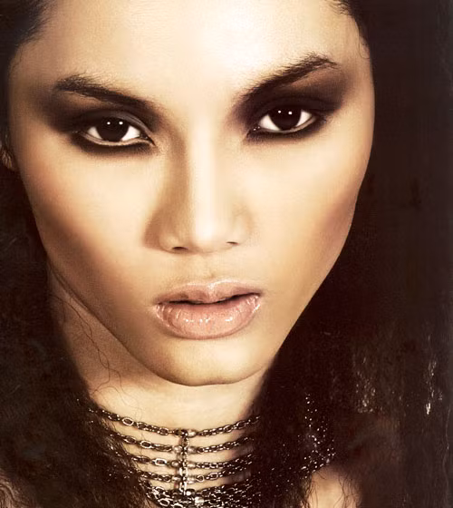 Trang điểm mắt đen ban ngày. Trong trang điểm, bạn cần nhớ một quy luật màu tối làm mọi thứ co lại, còn màu sáng làm mọi thứ dãn ra. Có nghĩa là màu tối dưới ánh sáng ban ngày sẽ khiến đôi mắt trở nên nhỏ, màu sáng sẽ làm đôi mắt to, ngoài ra chúng cũng làm mắt sáng và có hồn hơn. Đó là lý do tại sao không nên kẻ mắt màu đen, nhất là ở mi dưới vào ban ngày. Ngược lại, bạn nên sử dụng các màu sáng để đôi mắt to và quyến rũ hơn.