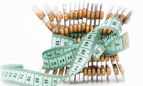 Sử dụng thuốc giảm cân. Thuốc giảm cân cũng có nhiều loại nhưng không phải ai cũng hiểu hết về công năng của thuốc và sử dụng như thế nào mới là hiệu quả nhất. Một số loại thuốc giảm cân thực chất chỉ là làm cho cơ thể mất nước bằng cách đi tiểu tiện và đại tiện liên tục. Điều này không tốt chút nào vì nó làm cho cơ thể mệt mỏi và luôn có cảm giác muốn ăn để tăng năng lượng, muốn uống vì cơ thể mất quá nhiều nước.