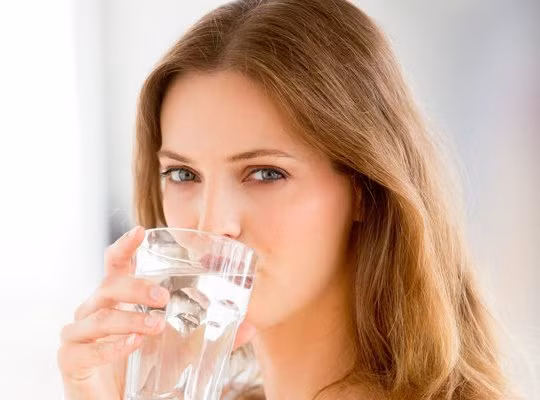 Uống 1-2 cốc nước trước mỗi bữa ăn: Giúp tăng hiệu quả giảm cân tới 30% so với việc không uống. Nếu tiếp tục duy trì thói quen này thì khả năng giữ mức cân ổn định sẽ rất tốt, thậm chí còn tiếp tục giảm nhẹ sau một năm duy trì.