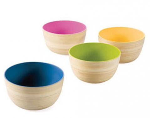 Chọn bát nhỏ và có màu xanh da trời: Để “đánh lừa” bản thân, người muốn giảm cân có thể ăn trong những chiếc bát nhỏ. Ngoài ra, bạn nên chọn bát màu xanh da trời vì nghiên cứu cho thấy, màu xanh da trời khiến cảm giác ngon miệng bị mất đi so với các màu sắc khác.