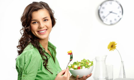 Ăn chậm, nhai kỹ: Thông thường thời gian để bạn “cảm thấy no” sau khi bắt đầu ăn là 15-20 phút. Do đó, nếu ăn nhanh sẽ làm cho bạn “nạp” nhiều hơn so với thói quen ăn chậm. Chính vì vậy, ăn chậm nhai kỹ là một trong những biện pháp hữu hiệu giúp bạn ăn ít và trong tầm kiểm soát.