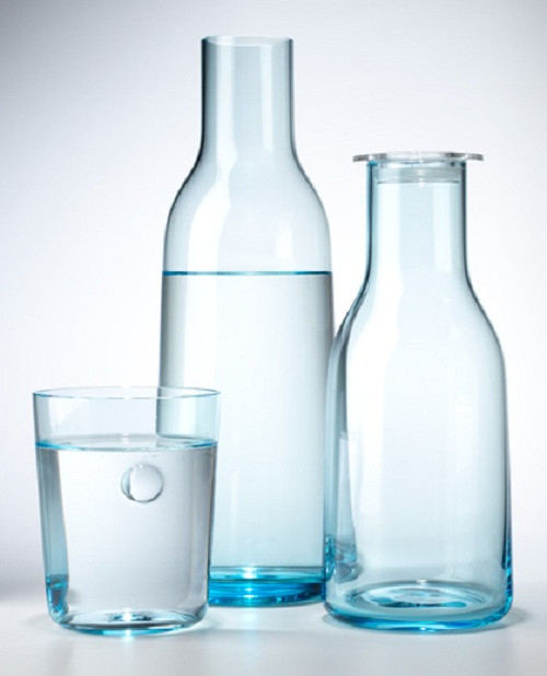 Nước.Bạn cũng đừng quên, uống nước là một cách bảo vệ răng rất quan trọng lại đơn giản nhất. Uống nước khiến hàm răng luôn sạch sẽ, bỏ bớt đi những cặn bã còn lưu lại trong miệng, không để cho vi khuẩn có cơ hội làm tổn hại răng.