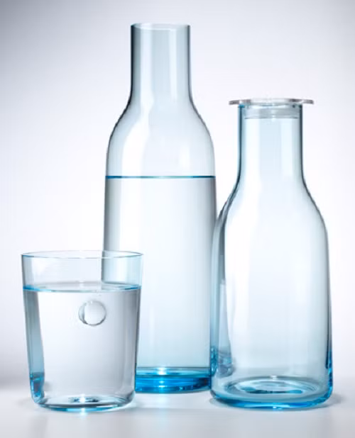 Nước.Bạn cũng đừng quên, uống nước là một cách bảo vệ răng rất quan trọng lại đơn giản nhất. Uống nước khiến hàm răng luôn sạch sẽ, bỏ bớt đi những cặn bã còn lưu lại trong miệng, không để cho vi khuẩn có cơ hội làm tổn hại răng.