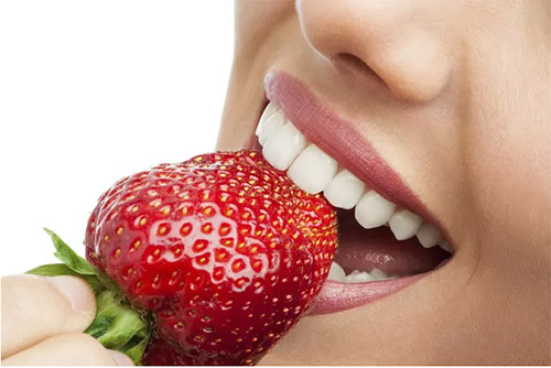 Dâu tây. Quả dâu tây làm sạch răng rất hiệu quả. Dâu tây có nhiều đặc tính giúp tẩy và làm sạch răng. Nó cũng loại quả rất hữu ích để loại bỏ trà, cà phê và các vết bẩn trên răng. Ngoài ra, dâu tây cũng có axit giúp làm trắng răng tự nhiên.