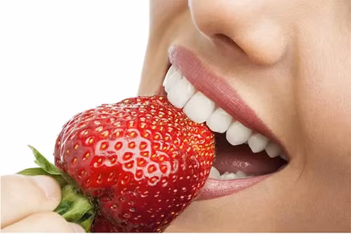 Dâu tây. Quả dâu tây làm sạch răng rất hiệu quả. Dâu tây có nhiều đặc tính giúp tẩy và làm sạch răng. Nó cũng loại quả rất hữu ích để loại bỏ trà, cà phê và các vết bẩn trên răng. Ngoài ra, dâu tây cũng có axit giúp làm trắng răng tự nhiên.