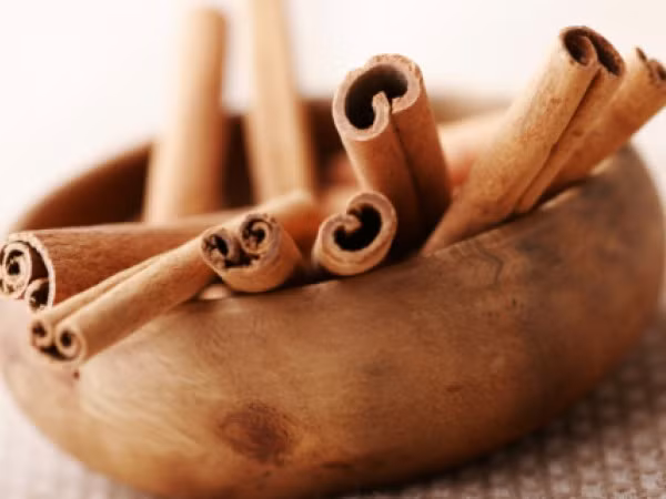 Quế giảm cân. Lợi ích chính của quế là hiệu quả trực tiếp đối với sự trao đổi chất. Quế tạo ra sức nóng, yếu tố khiến sự trao đổi chất hoạt động ngoài giờ để duy trì thân nhiệt. Thêm nhiều calo sẽ được đốt cháy suốt tiến trình được gọi là sự sinh nhiệt. Tiến trình này buộc cơ thể sử dụng chất béo dự trữ để hoạt động, dẫn đến tiêu thụ chất béo nhiều hơn.