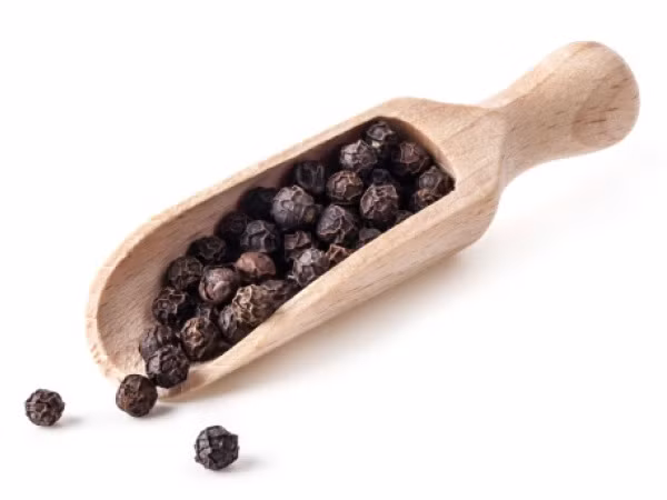 Hạt tiêu đen: được sử dụng phổ biến như chất gia vị vì có hợp chất piperine giúp thúc đẩy sự trao đổi chất của bạn. Tiêu đen cũng giúp ích trong việc cải thiện hệ thống tiêu hóa của bạn và giúp đốt cháy chất béo với tốc độ nhanh hơn.