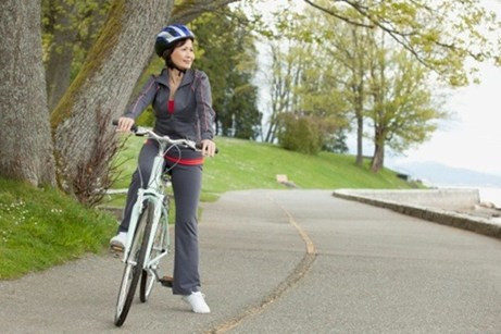 Đạp xe đi làm. : Ở nhiều nước, đạp xe địa hình là một môn thể thao được ưa chuộng. Mỗi ngày chỉ cần lòng vòng khoảng 30 phút, bạn có thể tiêu hao 200-400 calo năng lượng dư thừa.