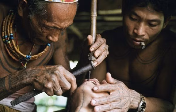 Người thợ dùng một thanh gỗ để làm điểm tựa, rồi trực tiếp mài răng bằng dao hoặc đục. Chỉ cần sơ sảy một chút, cô gái sẽ bị thương.