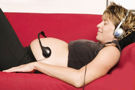 Nghe nhạc nhẹ. Bên cạnh tác dụng tăng cường trí thông minh của thai nhi, nghe nhạc nhẹ có thể thúc đẩy lưu thông máu lên não, giảm căng thẳng và còn giúp mẹ bầu cải thiện trí nhớ. Song cũng nên chú ý rằng loại nhạc có nhịp điệu và tiết tấu mạnh mẽ có thể có tác dụng ngược lại. Vì vậy bà bầu nên lựa chọn kỹ nhạc để nghe.