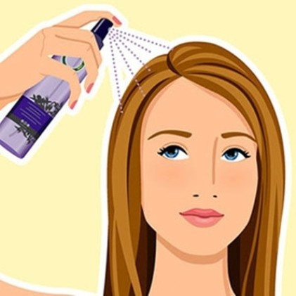 Phun dung dịch tạo phồng. Chọn 1 loại dung dịch dạng lỏng, chuyên tạo phồng dành riêng cho tóc xoăn. Phun đều 1 lượng vừa phải lên chân tóc. Bước này sẽ giúp tóc mềm và dễ dàng vào nếp hơn. Hoặc bạn cũng có thể sử dụng dầu gội khô thay thế để làm giảm đi phần dầu ở chân tóc.