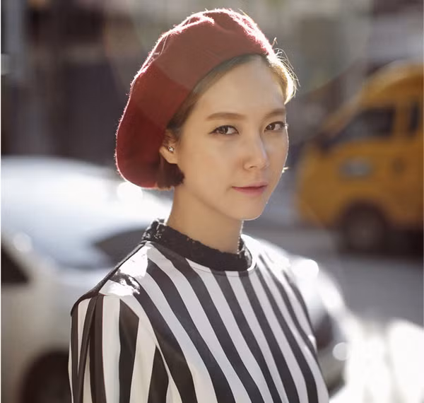 Đội mũ. Giải pháp được coi là đơn giản và nhanh gọn tuyệt vời. Đặc biệt trong tiết trời đại hàn, một chiếc mũ len hay dạ sẽ giúp bạn "đổi gió" lại vừa "chữa cháy" tuyệt vời cho mái tóc đấy.