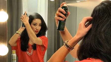 Dầu gội khô. Trong thời tiết này thì có lẽ dầu gội khô sẽ bỗng hóa "thần dược" cho chị em bận rộn. Sản phẩm này có tác dụng hút bớt phần dầu thừa trên tóc, giúp phần đỉnh đầu tơi và bồng bềnh hơn. Tuy nhiên, sản phầm này chỉ có tác dụng tạm thời và không thể thay thế dầu gội thường nên cũng đừng quá lạm dụng bạn nhé.