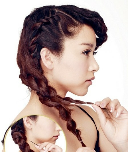 Tạo kiểu tóc tết. Chỉ tốn chút thời gian bạn sẽ có ngay một mái tóc điệu đàng hợp mode, lại vừa "ngụy trang" được phần tóc dầu. Cách tết chạy dọc mái cho đến đuôi tóc sẽ là giải pháp hiệu quả tuyệt vời đấy nhé.