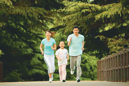 Nên thể dục ngoài trời. Bạn nên thể dục ngoài trời nếu có điều kiện.Vì ngoài trời bạn sẽ có điều kiện hít thở không khí trong lành, hô hấp tốt đem lại lợi ít sức khỏe. Đồng thời thể dục ngoài trời có thể giúp tinh thần thoải mái, giảm căng thẳng, mệt mỏi. Được hòa mình vào thiên nhiên, cảm giác như được trở lại chính mình, tình thần vui vẻ, và nhờ đó mà tăng khẳ năng trao đổi chất, giúp đốt cháy chất béo hiệu quả.