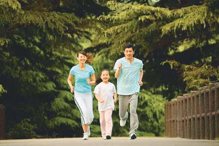 Nên thể dục ngoài trời. Bạn nên thể dục ngoài trời nếu có điều kiện.Vì ngoài trời bạn sẽ có điều kiện hít thở không khí trong lành, hô hấp tốt đem lại lợi ít sức khỏe. Đồng thời thể dục ngoài trời có thể giúp tinh thần thoải mái, giảm căng thẳng, mệt mỏi. Được hòa mình vào thiên nhiên, cảm giác như được trở lại chính mình, tình thần vui vẻ, và nhờ đó mà tăng khẳ năng trao đổi chất, giúp đốt cháy chất béo hiệu quả.