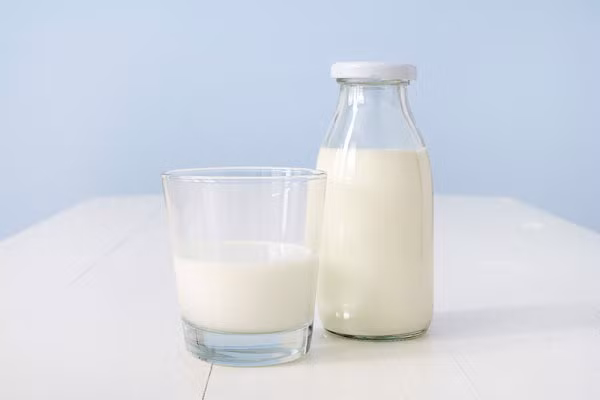 Không uống đồ uống giàu đạm khi tập thể dục. Rất nhiều trung tâm thể dục thẩm mĩ khuyên bạn nên uống hoặc ăn bổ sung những thực phẩm giàu protein. Điều đó là không cần thiết. Thứ nhất cơ thể không hấp thu được nhiều từ các sản phẩm chứa protein nhân tạo, thứ hai chúng thường chứa quá nhiều đường và chất tạo hương vị.