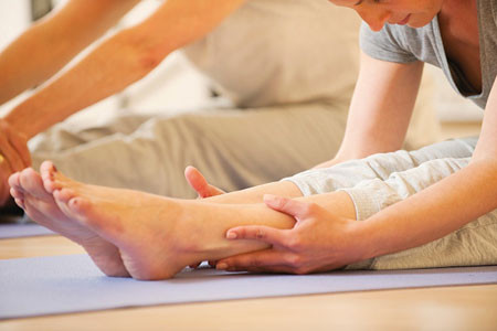 Trước và sau tập luyện. Trước và sau khi tập luyện, cần phải khởi động, tránh sự gấp gáp gây tổn thương tới hệ tuần hoàn. Sau khi vận động, cần phải có những động tác hoàn thiện nốt bài tập. Nên nhớ là bạn phải luôn bổ sung nước cho cơ thể trong suốt quá trình luyện tập.