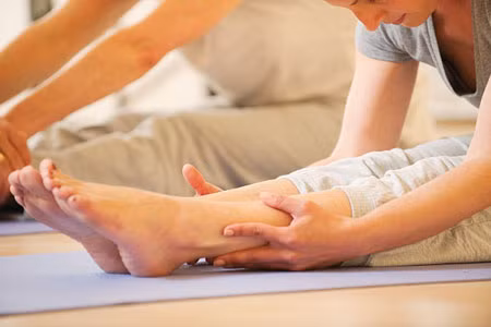 Trước và sau tập luyện. Trước và sau khi tập luyện, cần phải khởi động, tránh sự gấp gáp gây tổn thương tới hệ tuần hoàn. Sau khi vận động, cần phải có những động tác hoàn thiện nốt bài tập. Nên nhớ là bạn phải luôn bổ sung nước cho cơ thể trong suốt quá trình luyện tập.