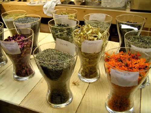 Chăm sóc từ bên trong. Những thực phẩm giàu chất dinh dưỡng như lecithin (có trong các loại rau lá xanh, đậu nành, bông cải), axit béo có lợi (dầu ôliu, bơ, cá hồi…), amino axit và chất chống ôxy hóa trà xanh, trà thảo dược và các loại trái cây chính là những chìa khóa giúp làm giảm viêm tế bào và đặc biệt tăng cường lưu thông máu. Từ đó, chúng giúp bạn hạn chế hiện tượng sần sùi trên da.