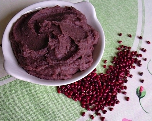 Nguyên liệu bạn cần là 1 bát bột đậu đỏ, 1 thìa bã cà phê và 1 thìa dầu olive. Trộn đều bột đậu đỏ với bã cà phê, thêm 1 thìa dầu olive. Đắp hỗn hợp lên mặt trong 15' rồi rửa sạch với nước ấm. Nên dùng mặt nạ này 2 lần/tuần để thúc đẩy nhanh chóng quá trình trẻ hóa làn da của bạn. Ngoài ra, chất chống oxy hóa trong bã cà phê được tăng cường cùng với đậu đỏ sẽ là phương pháp để cải thiện da rất tốt.