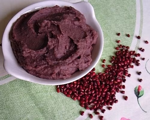 Nguyên liệu bạn cần là 1 bát bột đậu đỏ, 1 thìa bã cà phê và 1 thìa dầu olive. Trộn đều bột đậu đỏ với bã cà phê, thêm 1 thìa dầu olive. Đắp hỗn hợp lên mặt trong 15' rồi rửa sạch với nước ấm. Nên dùng mặt nạ này 2 lần/tuần để thúc đẩy nhanh chóng quá trình trẻ hóa làn da của bạn. Ngoài ra, chất chống oxy hóa trong bã cà phê được tăng cường cùng với đậu đỏ sẽ là phương pháp để cải thiện da rất tốt.