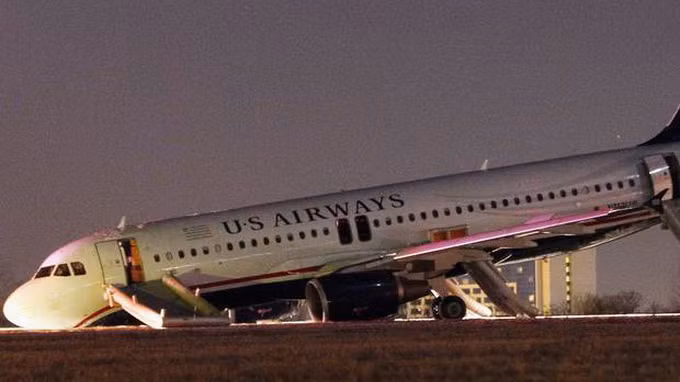 Chiếc máy bay của Hãng US Airways chúi xuống đất sau sự cố bể lốp.