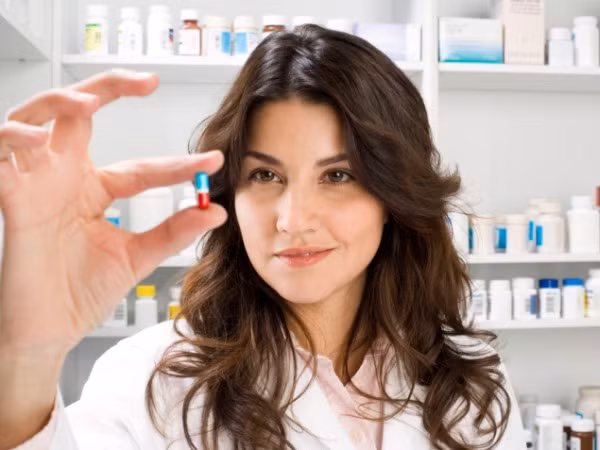 Để phòng tránh chứng bệnh đỏ mặt này nên bảo vệ da khỏi ánh nắng mặt trời bằng vải và kem chống nắng. Tránh xa các thực phẩm và nước uống gây ra các triệu chứng bệnh Rosacea như thức uống nóng, thức uống chứa caffeine và thức ăn có nhiều gia vị...