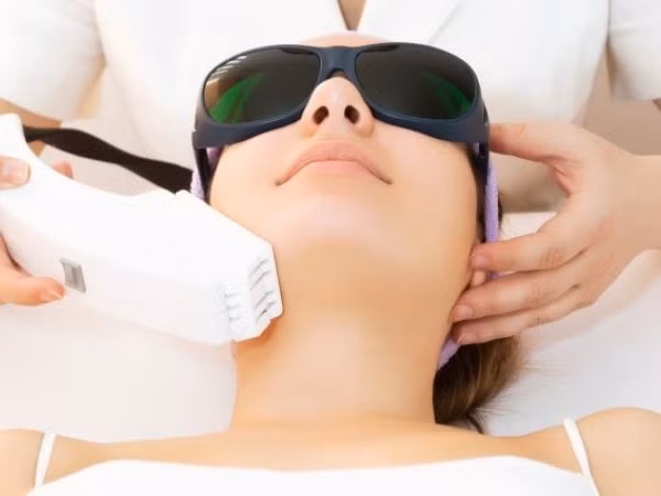 Bệnh nám thường được điều trị bằng các loại kem, mặt nạ làm sáng da hoặc can thiệp bằng laser tái tạo bề mặt da.