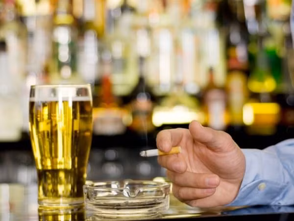 Bệnh vẩy nến. Bệnh vẩy nến là do rối loạn điều tiết tạo nên một màng ngăn bám chặt trên da. Màng bám này sản sinh tế bào nhanh gấp 10 lần so với bình thường rồi chết. Nhưng thay vì mất đi như tế bào chết bình thường thì nó nổi lên thành từng vẩy trắng. Khi bị bệnh cần dùng thuốc theo đơn kê của bác sĩ, tránh phơi nắng, kiêng thuốc lá, rượu bia...