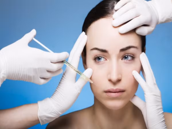 Bạch biến là một bệnh rất khó điều trị, có nhiều phương pháp điều trị được áp dụng, nhưng cho đến nay, y học vẫn chưa có thuốc nào trị khỏi bệnh hoàn toàn. Các phương pháp điều trị thường dựa trên việc dùng thuốc làm tăng cảm ứng với ánh nắng kết hợp với chiếu tia cực tím hay tắm nắng.