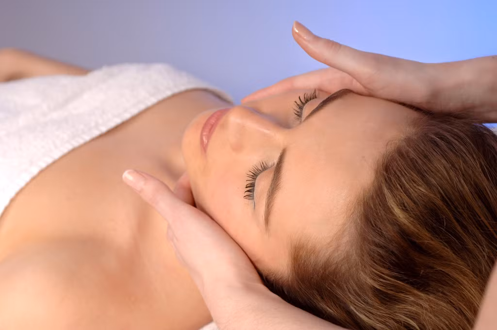 Massage mặt hàng ngày. Isabelle Bellis, một chuyên gia làm đẹp người Pháp tiết lộ:" Phụ nữ Pháp đam mê các phương pháp mát xa da mặt để giảm stress - thứ dẫn tới các nếp nhăn, giúp tuần hoàn máu được tốt hơn giúp da hồng hào, sáng mịn. Bạn hãy mát xa da mặt đều đặn với kem dưỡng da và bàn chải mềm, nhỏ, chúng sẽ khiến da bạn tươi mới bất ngờ”.